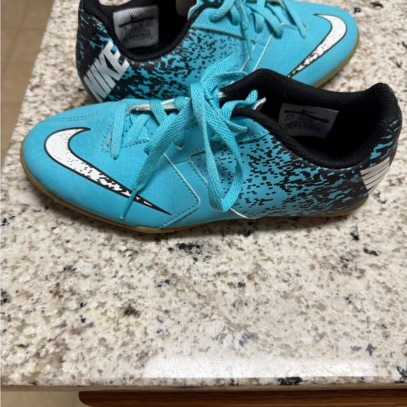 Nike Blue Indoor Soccer/futsal shoes with Synthetic Upper and Sleek Design - Picture 3 of 6
